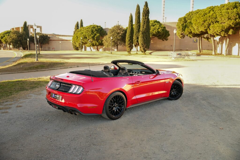 ruta en coche con Ford Mustang rojo gracias a Barcelona car rental
