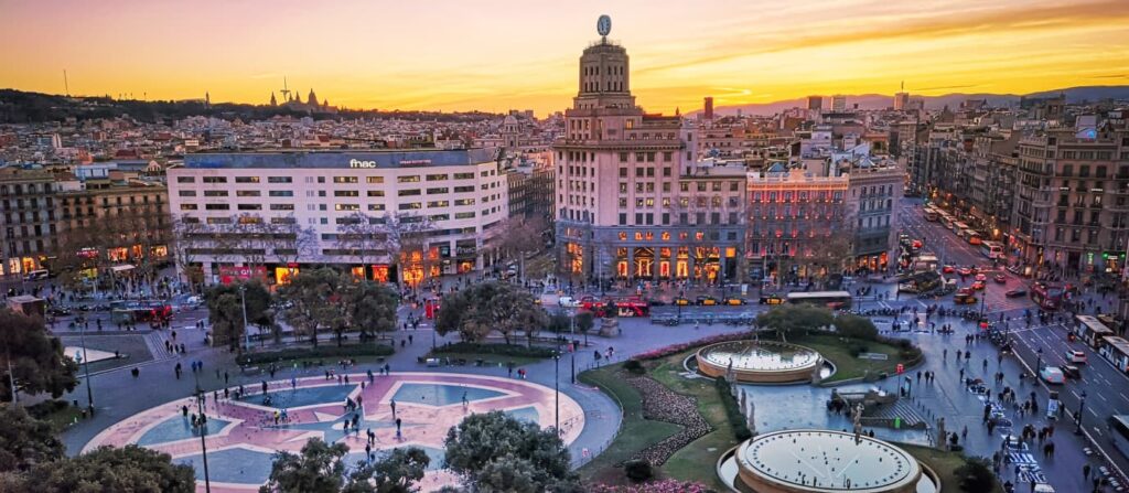 Recorre en ruta en coche la emblemática Plaza de Cataluña con Barcelona hire car