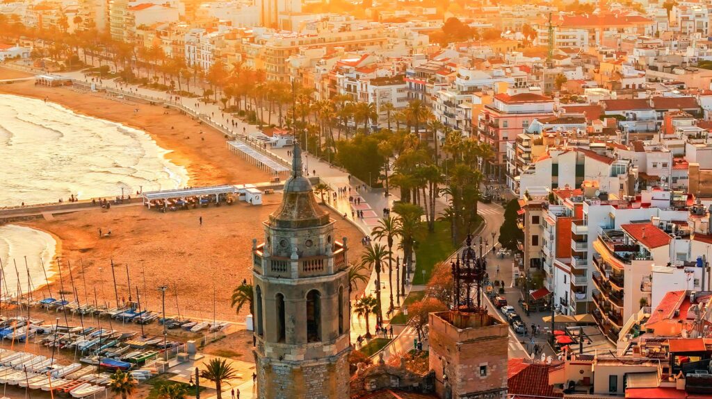 Disfruta de una ruta en coche escénica rumbo a Sitges con Barcelona hire car