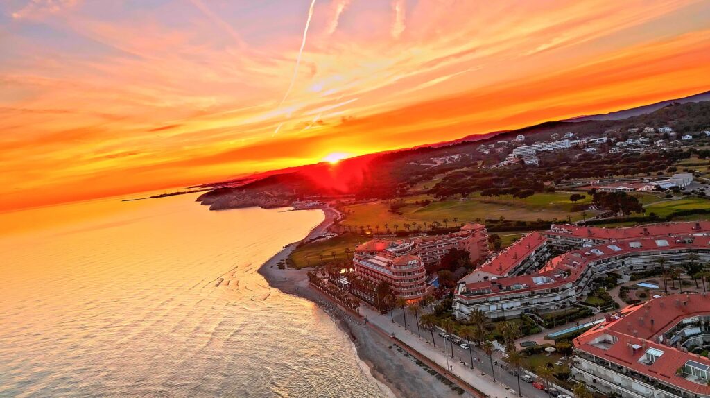 Explora la costa en una ruta en coche rumbo a Sitges con Barcelona car rental