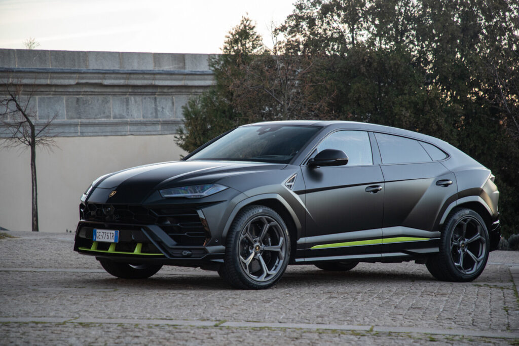 Domina las calles de Barcelona en ruta en coche con un Lamborghini Urus y Barcelona hire car