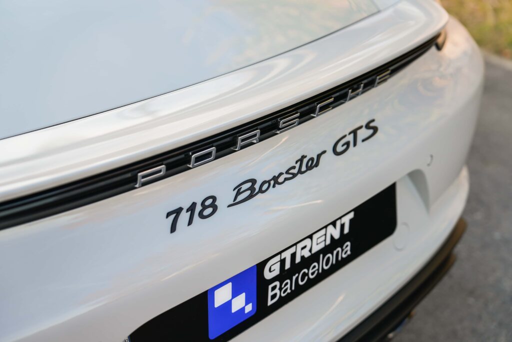 Alquilar un coche en Barcelona y recorrer la ciudad con estilo en una ruta en coche en Porsche 718 Boxster