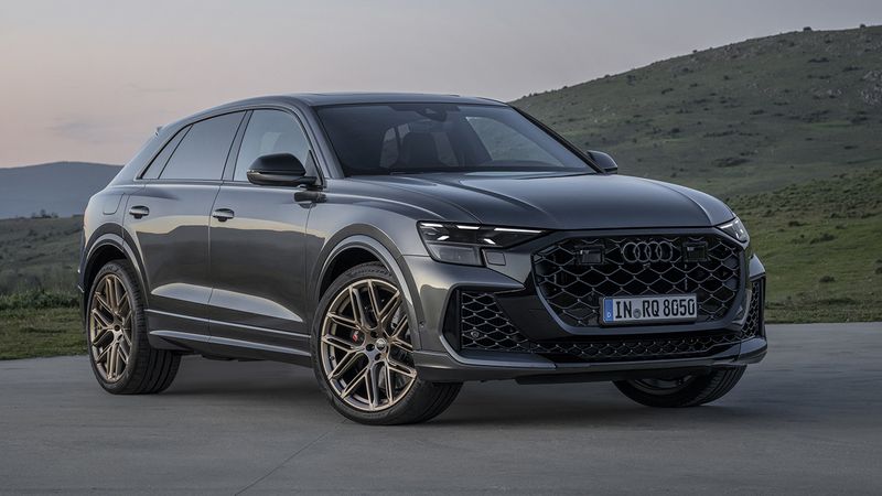 Audi Q8 en ruta en coche tranquila por zonas verdes de Barcelona con car rental Barcelona