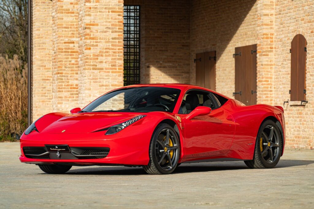 Vive una ruta en coche única por Barcelona a bordo de un Ferrari 458 Italia con car rental Barcelona