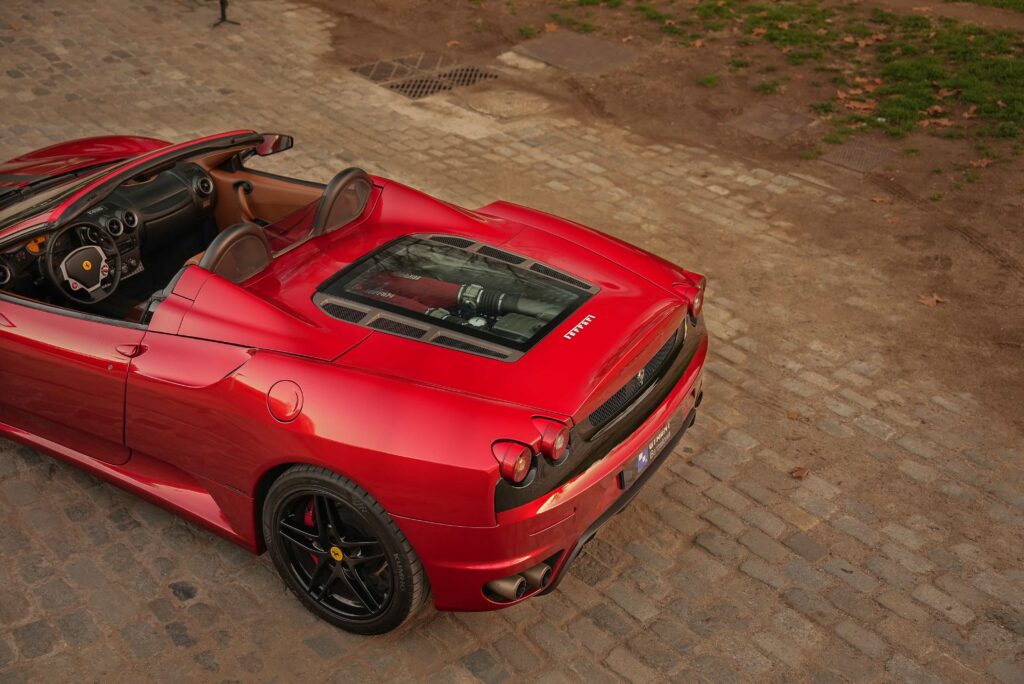 Descubre Barcelona en una ruta en coche inolvidable al volante de un Ferrari F430 con la experiencia de alquilar un coche en Barcelona