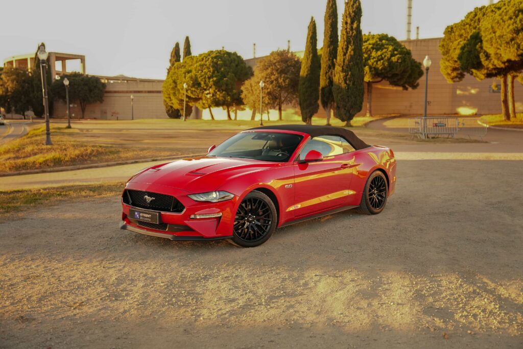 Ford Mustang descapotable rojo árboles paisaje