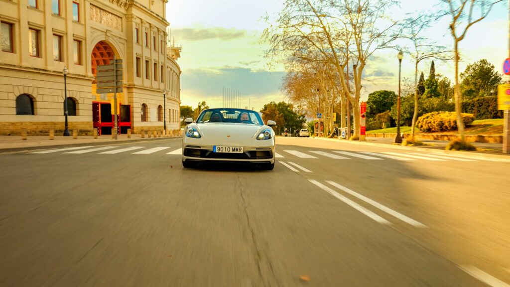 découvrez un autre monde à barcelone avec des voitures porsche 718 boxster