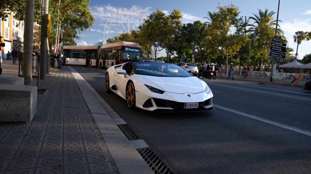 descapotable lamborghini huracan evo blanco recorrer barcelona
