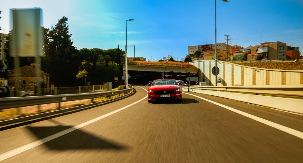 ford mustang rojo carretera rental car barcelona