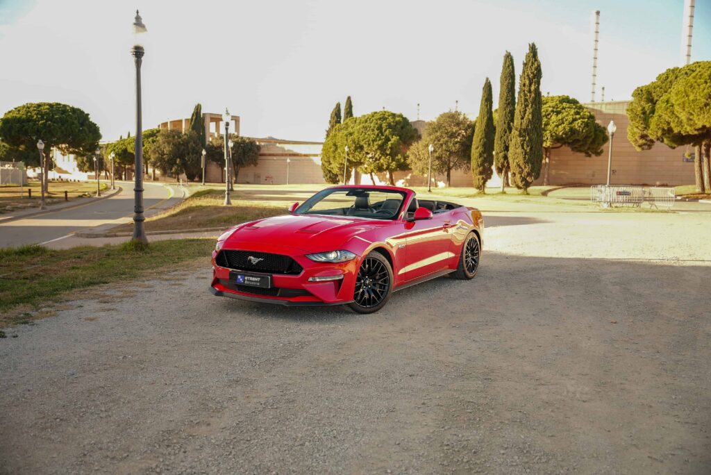 ford mustang rojo descapotable en barcelona