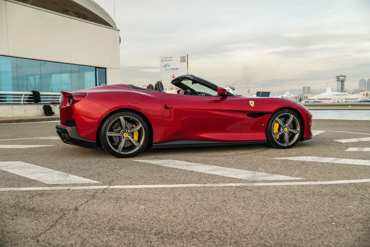 ferrari f430 rouge cabriolet parcourt barcelone
